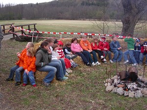 Gespanntes Warten beim kleinen Osterfeuer