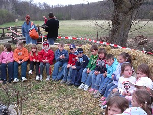 Gespanntes Warten beim kleinen Osterfeuer