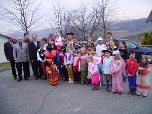 Die Gruppe vor dem Einzug der Masken im Gh. Marth