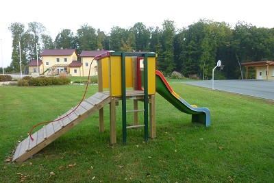 Spielgemeinschaft sponsert Kleinkind-Kletterkombination f&uuml;r Spielplatz