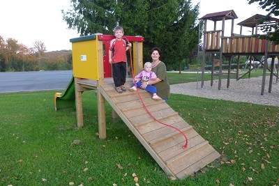 Spielgemeinschaft sponsert Kleinkind-Kletterkombination f&uuml;r Spielplatz