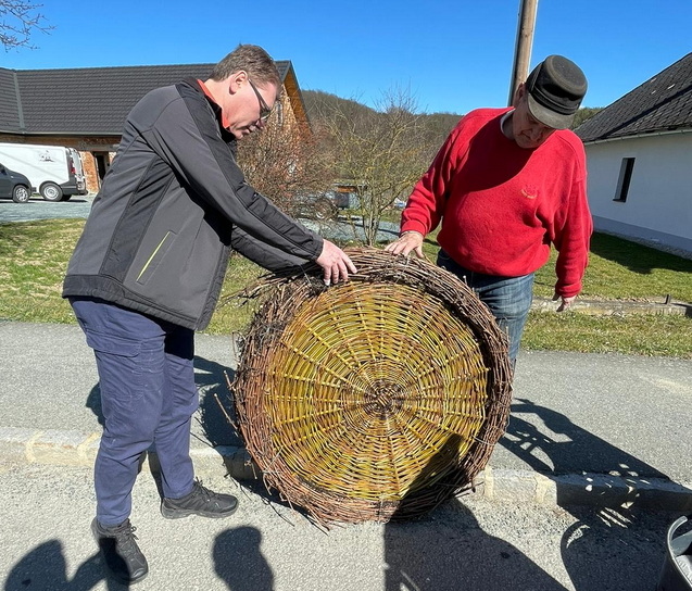 Basis für Storchennestbau im Dorf errichtet